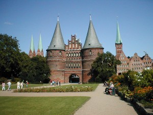 800px-Lübeck_Holstentor
