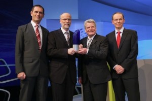 (v.l.n.r.) Dr.-Ing. Torsten Niederdränk, Prof. Dr. rer.nat. Dr. med. Birger Kollmeier, Bundespräsident Joachim Gauck, Prof. Dr. rer. nat. Volker Hohmann / Bild: Deutscher Zukunftspreis