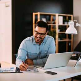 Ein junger Mann arbeitet im Homeoffice