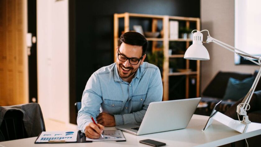 Ein junger Mann arbeitet im Homeoffice