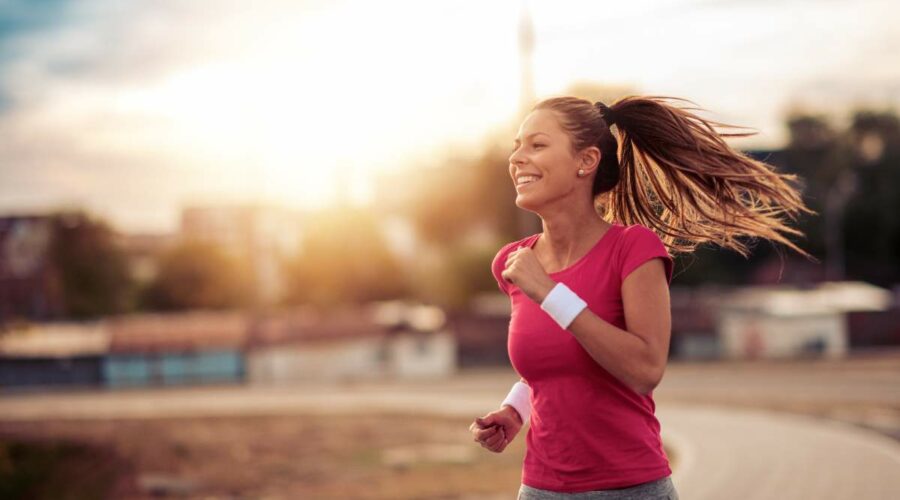 Eine junge Frau die joggt