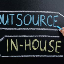 Outsource, In-House, Tafelanschrieb, Kreide, Hand, Pfeile, Outsourcing, Mitarbeiterzufriedenheit steigern, für Outsourcing geeignete Bereiche