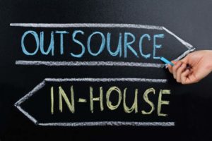 Outsource, In-House, Tafelanschrieb, Kreide, Hand, Pfeile, Outsourcing, Mitarbeiterzufriedenheit steigern, für Outsourcing geeignete Bereiche