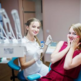 Zahnmedizinische Fachangestellte, Patientin, Zahnuntersuchung, Zähne, Praxis