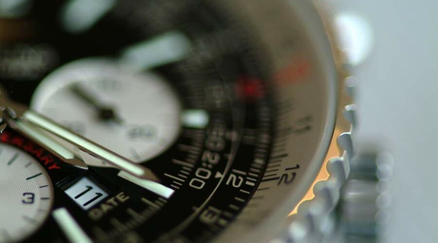 Luxusuhr von Breitling in Nahaufnahme, teilweise verschwommen