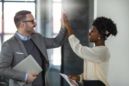 Geschäftsmann und Geschäftsfrau geben sich ein Highfive