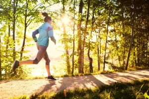 Joggerin laeuft durch den Wald