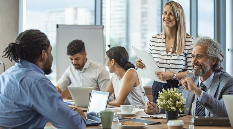 Team diverser Geschäftsmenschen in einem modernen Meetingraum im Gespräch