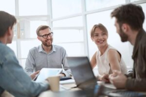 Manager sitzen in einem Meeting und führen eine Besprechung durch