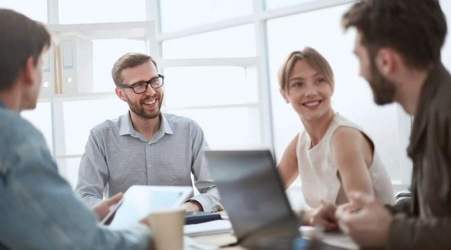 Manager sitzen in einem Meeting und führen eine Besprechung durch