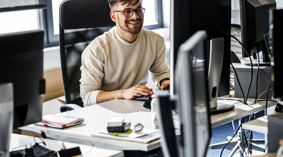 Mann sitzt im Büro