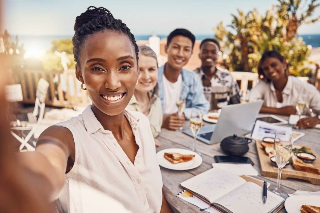 Beim Freundetreffen kann man nach der Arbeit abschalten junge Frau macht Selfie mit ihren Freunden