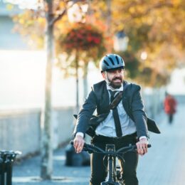 Mann mit dem Fahrrad zur Arbeit