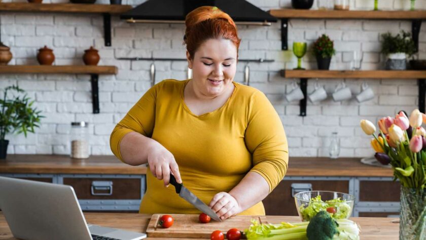 Dicke Frau macht Diät und kocht gesund