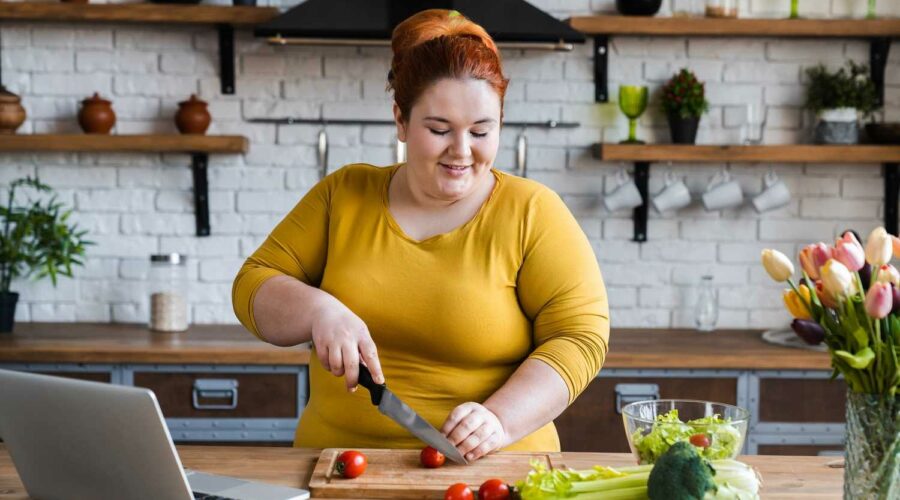 Dicke Frau macht Diät und kocht gesund