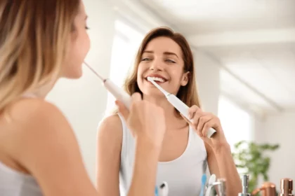 Frau im Bad bei der richtigen Zahnpflege
