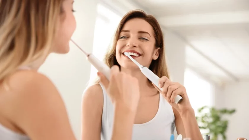 Frau im Bad bei der richtigen Zahnpflege
